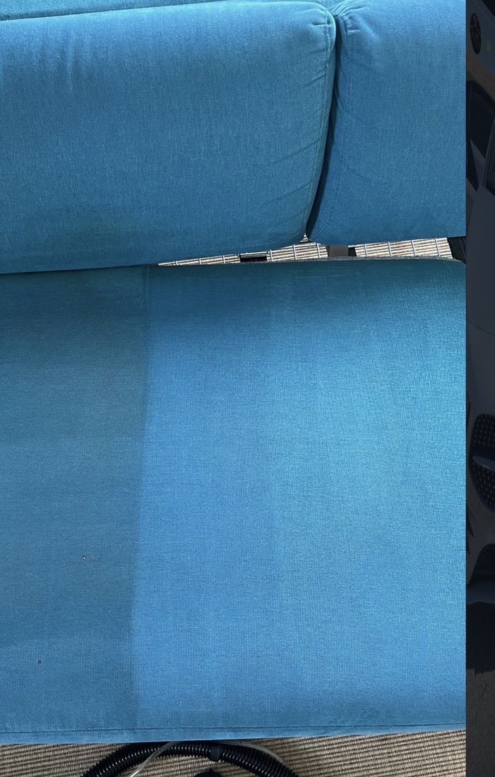 Démarcation visible entre zone nettoyée et zone sale sur un canapé bleu par Lustr'o Detailing