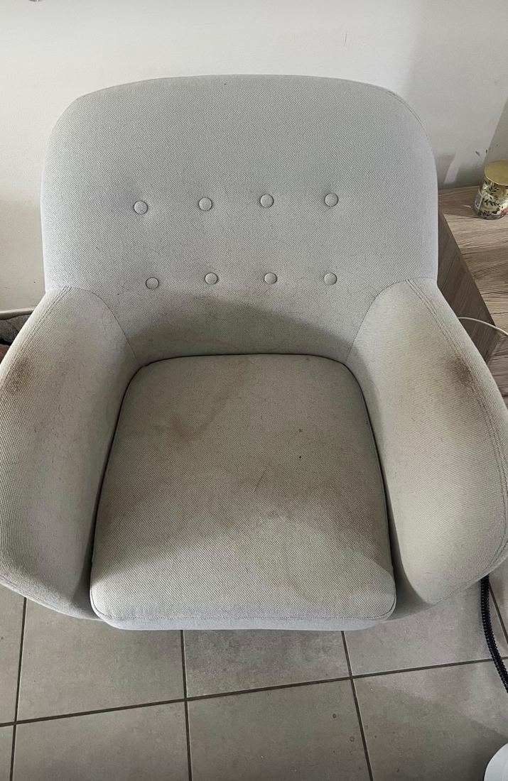 Fauteuil taché avant nettoyage