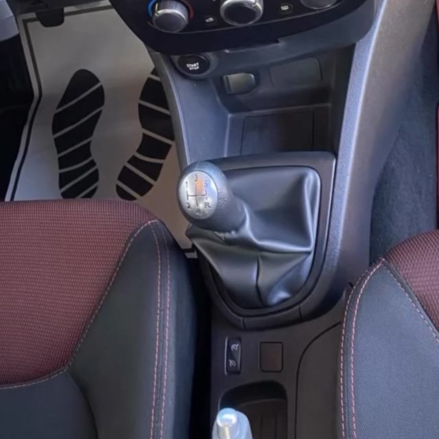 Int&eacute;rieur de Renault Clio apr&egrave;s nettoyage complet par Lustr&rsquo;o Detailing