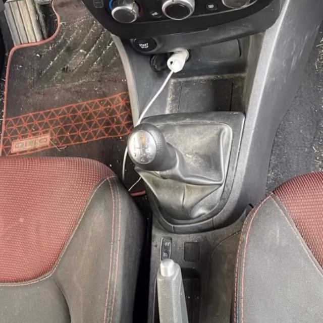 Int&eacute;rieur de Renault Clio avant nettoyage : console, tapis et si&egrave;ges encrass&eacute;s