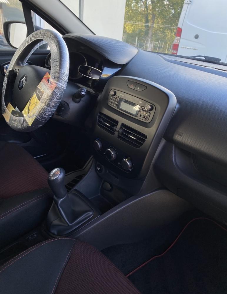 Intérieur Renault Clio — vue tableau de bord nettoyé