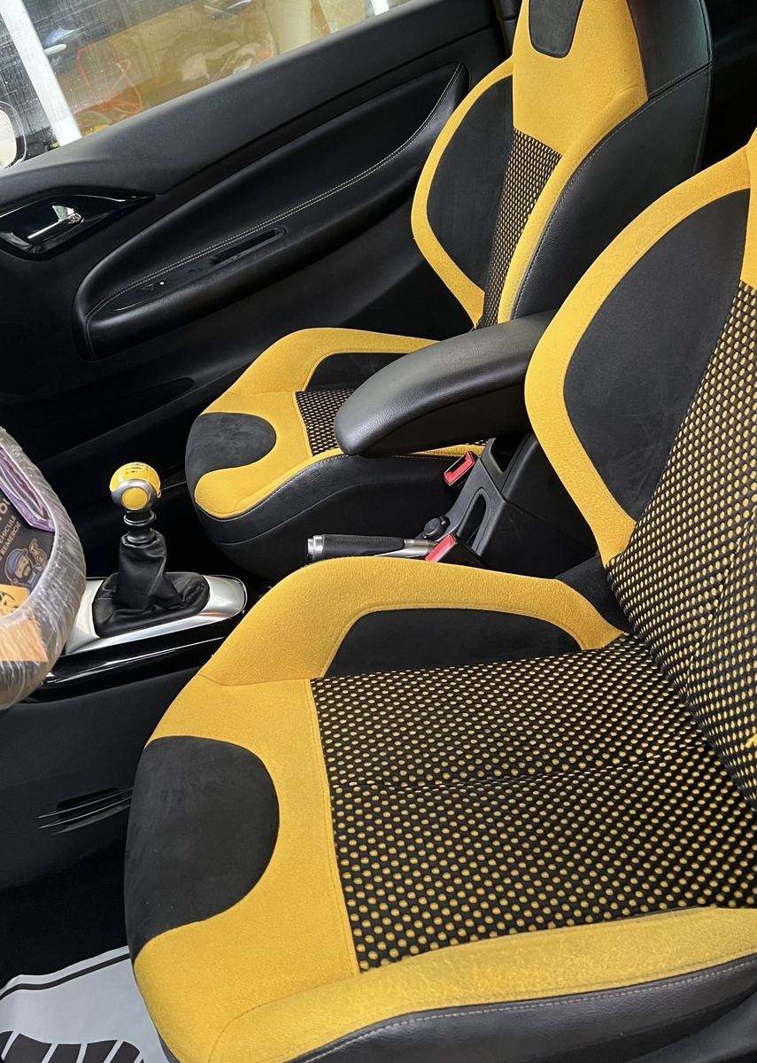 Sièges jaunes nettoyés et détachés par Lustr'o Detailing