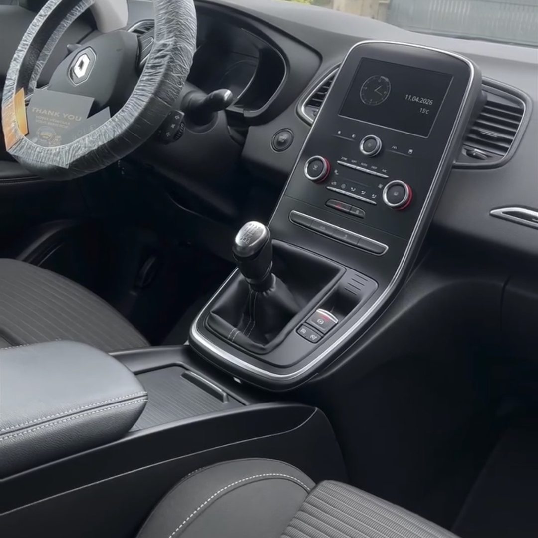 Intérieur de Renault Scénic nettoyé à domicile par Lustr'o Detailing